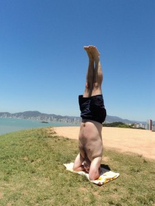 Henry Jenné praticando yoga em 2011