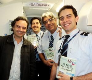 Henry Jenné autor do livro 21 Dias Nos Confins do Mundo com a equipe da Azul Bienal Internacional do Livro Rio 2015 