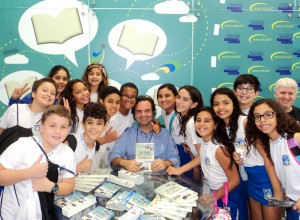 Henry Jenné autor do livro 21 Dias Nos Confins do Mundo em encontro com seus leitores na Bienal Internacional do livro no Rio 2015