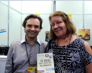 Henry Jenné autor do livro 21 Dias Nos Confins do Mundo em encontro com seus leitores na Bienal do Rio 2015