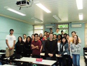 Foto com o escritor Henry Jenné e a Turma da 6º fase do Curso Integrado de Química do instituto federal de santa catarina de jaraguá do sul