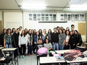 Foto com o escritor Henry Jenné e a Turma da 5º fase do Curso Integrado de Química do instituto federal de santa catarina de jaraguá do sul